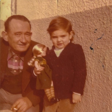 Vidal Mirón con su nieta Belén