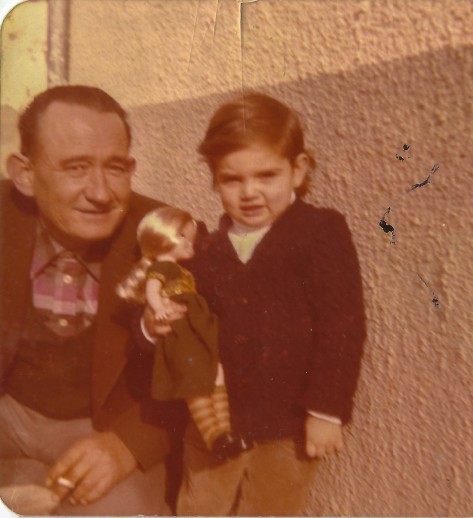 Vidal Mirón con su nieta Belén